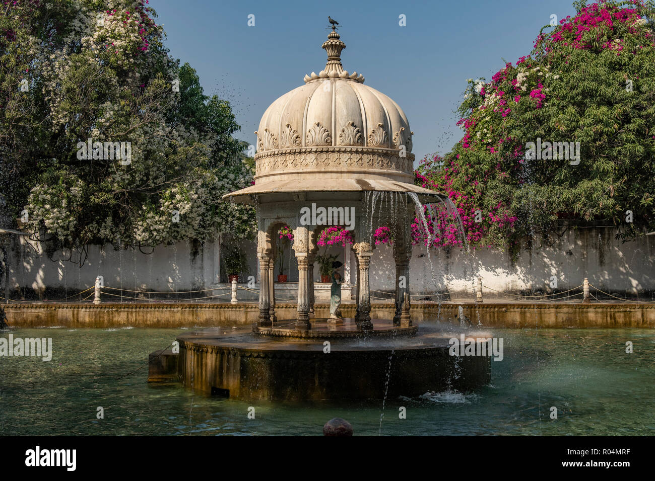 Fontane a Saheliyon-ki-Bari giardini, Udaipur, Rajasthan, India Foto Stock