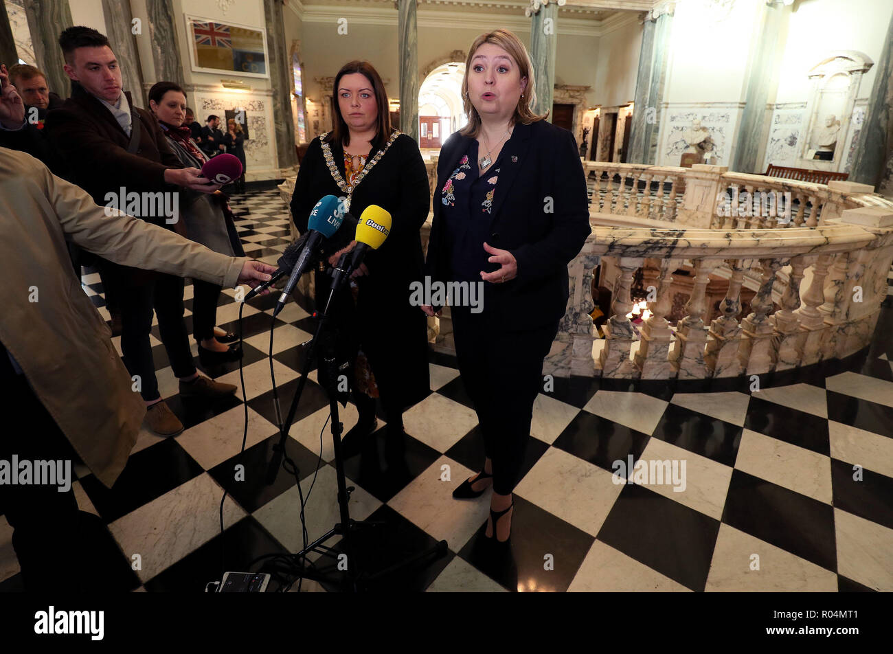 Sindaco di Belfast Deirdre Hargey (sinistra) e l'Irlanda del Nord il Segretario Karen Bradley (a destra) per parlare con i media dopo la loro riunione a Belfast City Hall circa il Primark fire. Picture Data: Giovedì 1 novembre 2018. Vedere PA storia ULSTER Fire. Foto di credito dovrebbe leggere: Brian Lawless/PA FILO Foto Stock