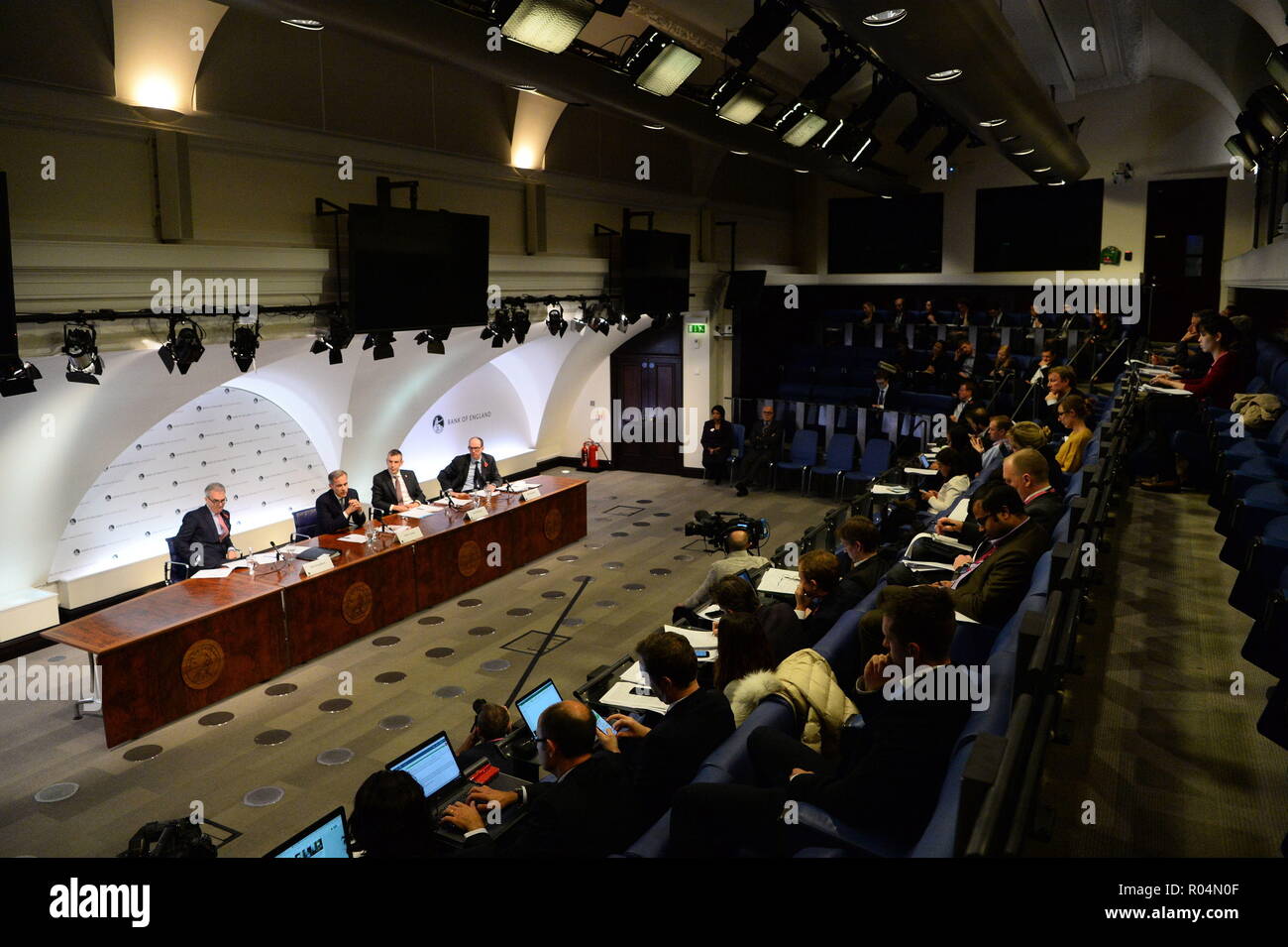 (Da sinistra a destra) Vice Governatore per la conduzione della politica monetaria Ben Broadbent, Governatore Mark Carney, Direttore esecutivo per le comunicazioni Gareth Ramsay e vice governatore Dave Ramsden, durante la banca di Inghilterra del rapporto di gonfiaggio conferenza stampa nella città di Londra. Foto Stock