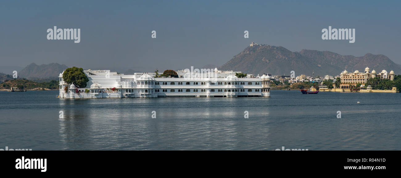 Palazzo del lago sul lago Pichola Panorama, Udaipur, Rajasthan, India Foto Stock