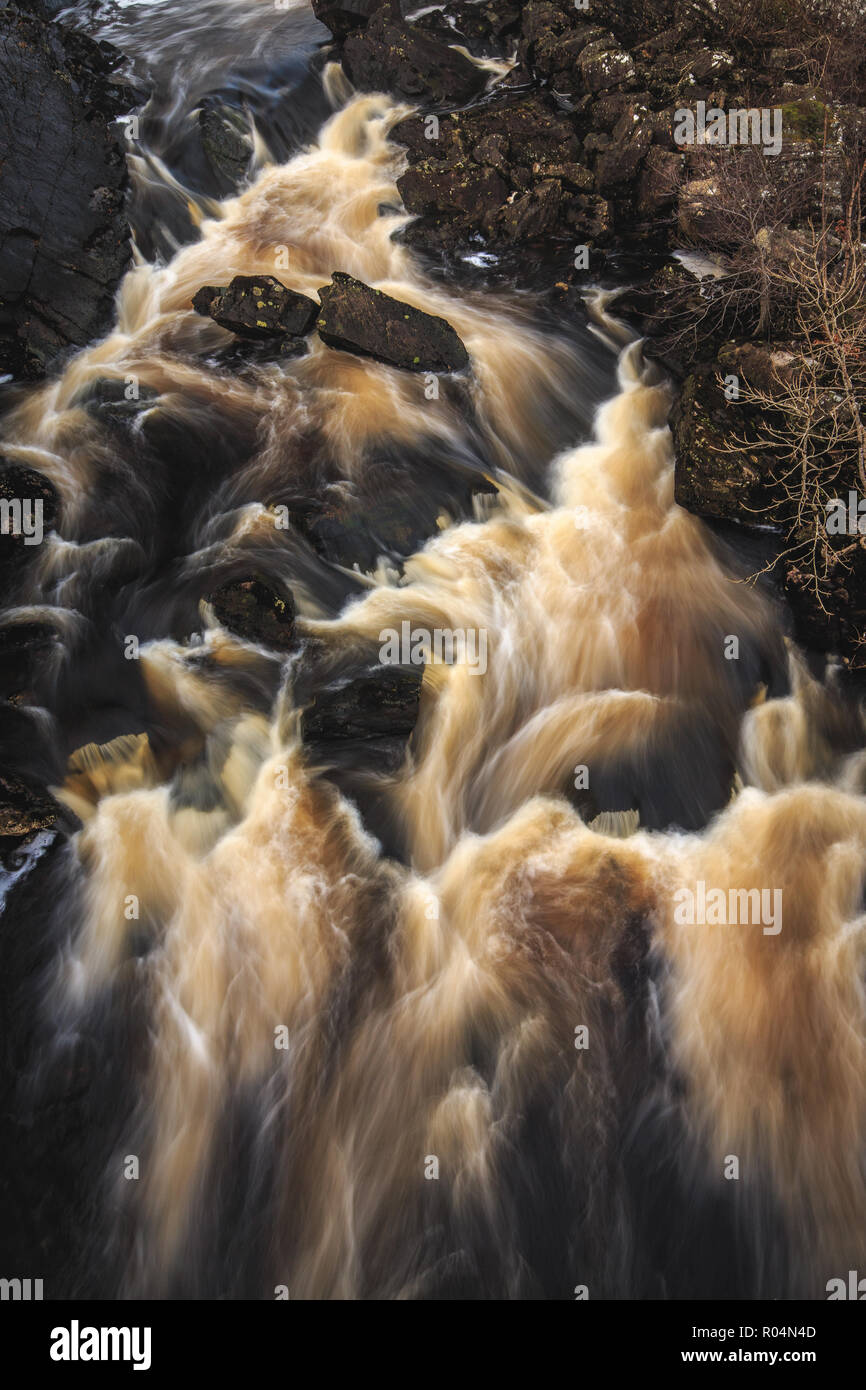 Acqua nera fiume nelle Highlands scozzesi - la zona di Rogie Cade vicino a Tarvie. Foto Stock