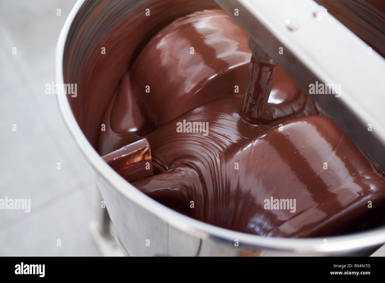 Il cioccolato viene miscelata in un acciaio inossidabile miscelatore Foto Stock