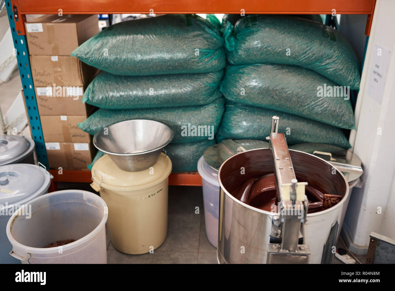 Assortimento di ingredienti all'interno di un cioccolato artigianale rendendo la fabbrica Foto Stock