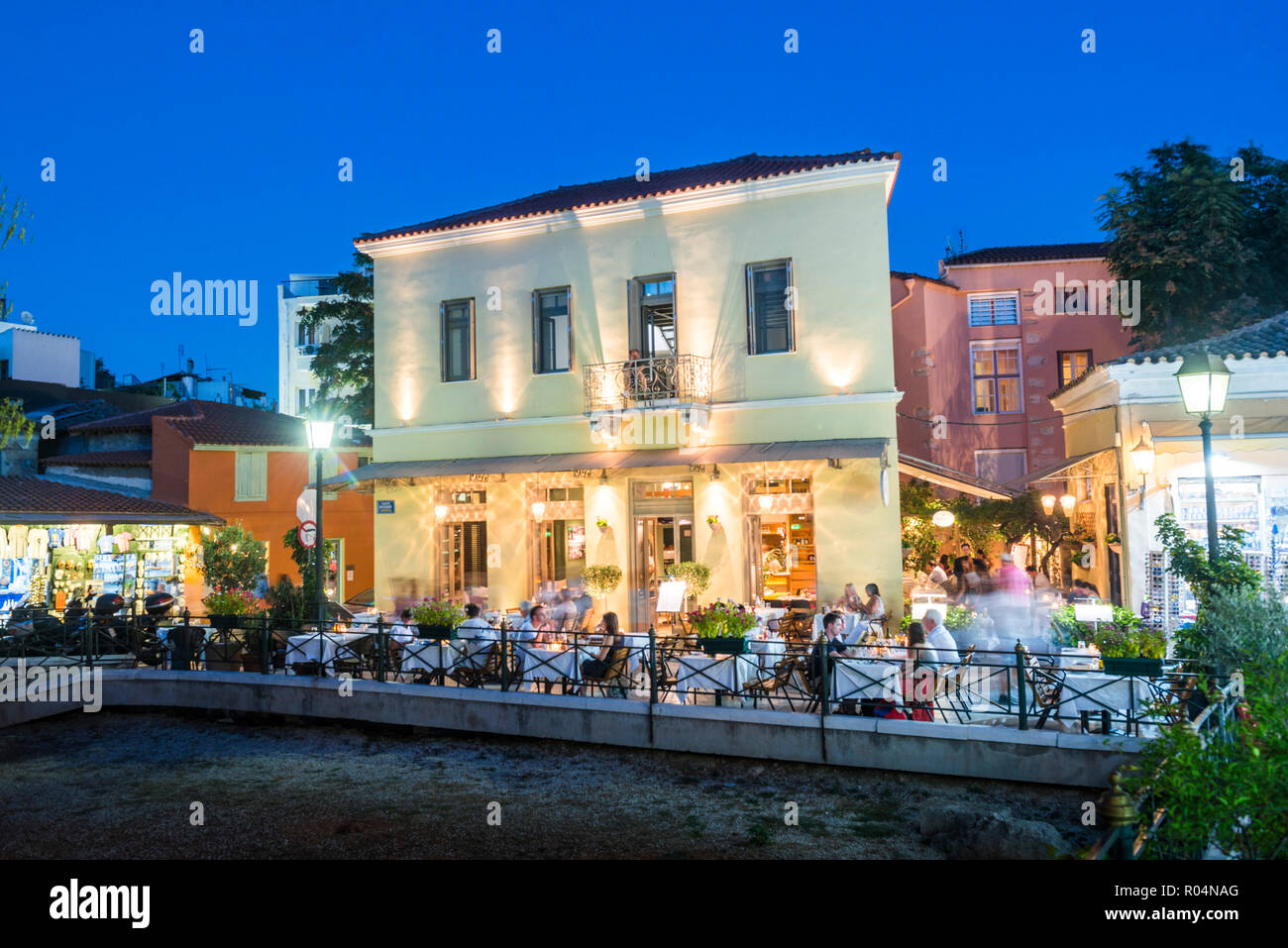 Ristorante di notte, quartiere Plaka, Atene, Attica, regione, Grecia, Europa Foto Stock