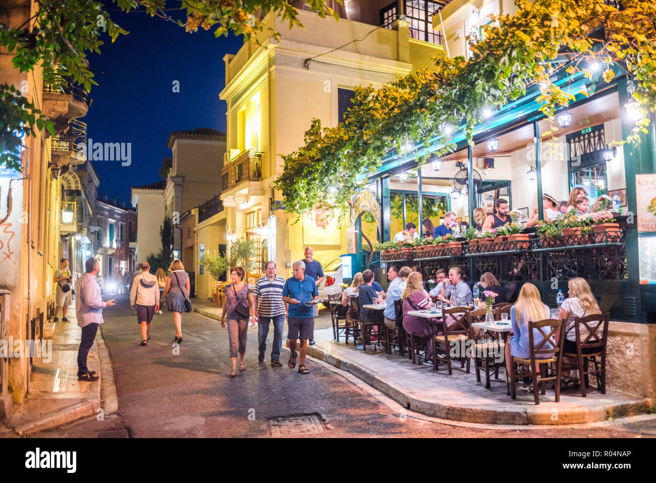 Ristoranti di notte, quartiere Plaka, Atene, Attica, regione, Grecia, Europa Foto Stock