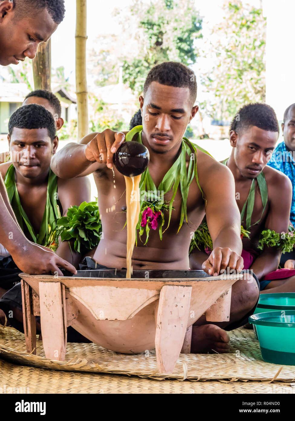 Una cerimonia Kava dalle persone del villaggio di Sabeto, Viti Levu, Repubblica delle Isole Figi, a sud delle Isole del Pacifico e del Pacifico Foto Stock
