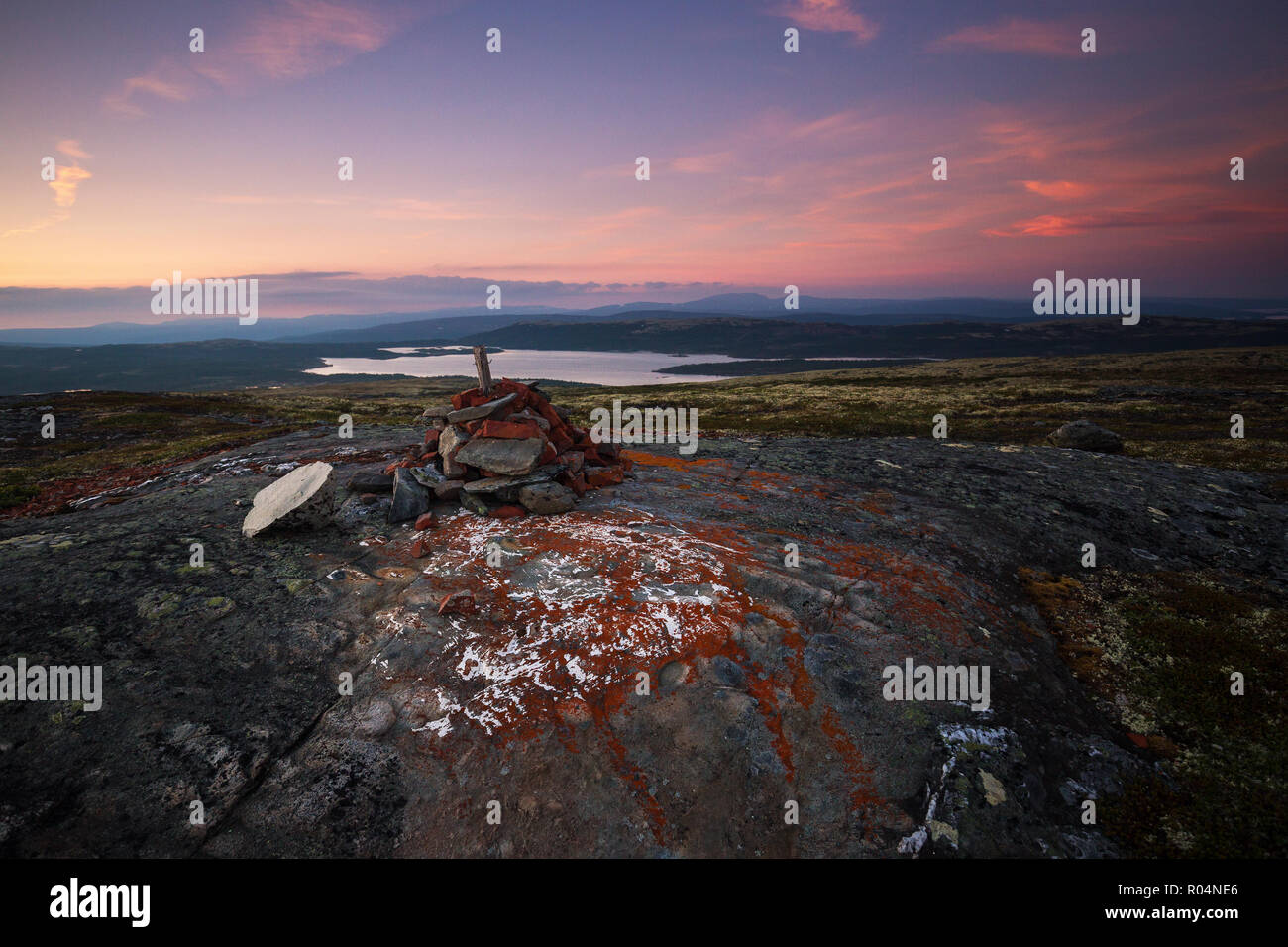 Rocce interessanti sulla sommità di una collina vicino Nordgruvefeltet area mineraria nella Norvegia centrale. Norwegian notti bianche. Foto Stock