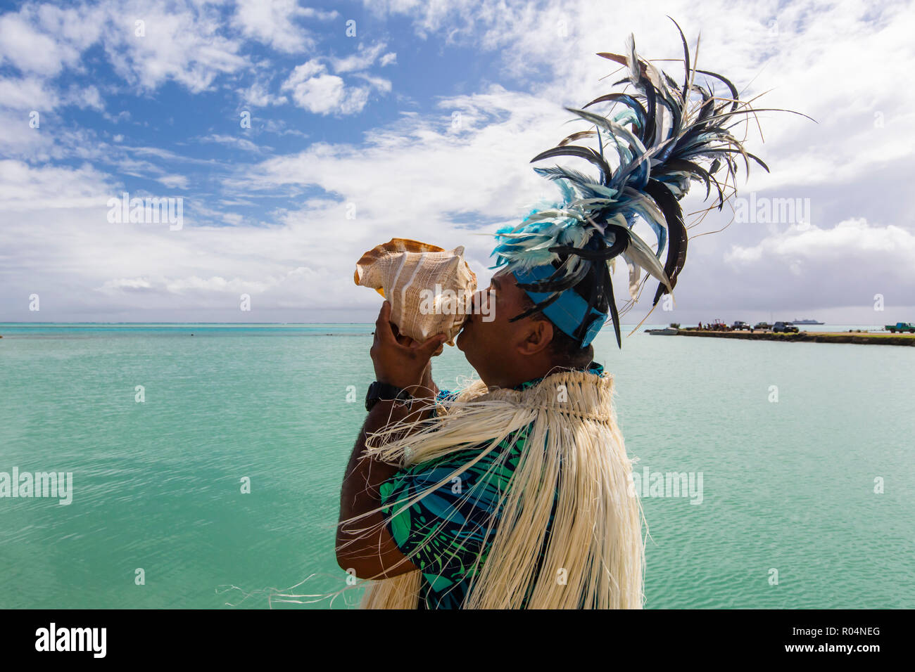 Una conchiglia guerriero di soffiaggio che accoglie gli ospiti di Aitutaki, Isole Cook, a sud delle Isole del Pacifico e del Pacifico Foto Stock