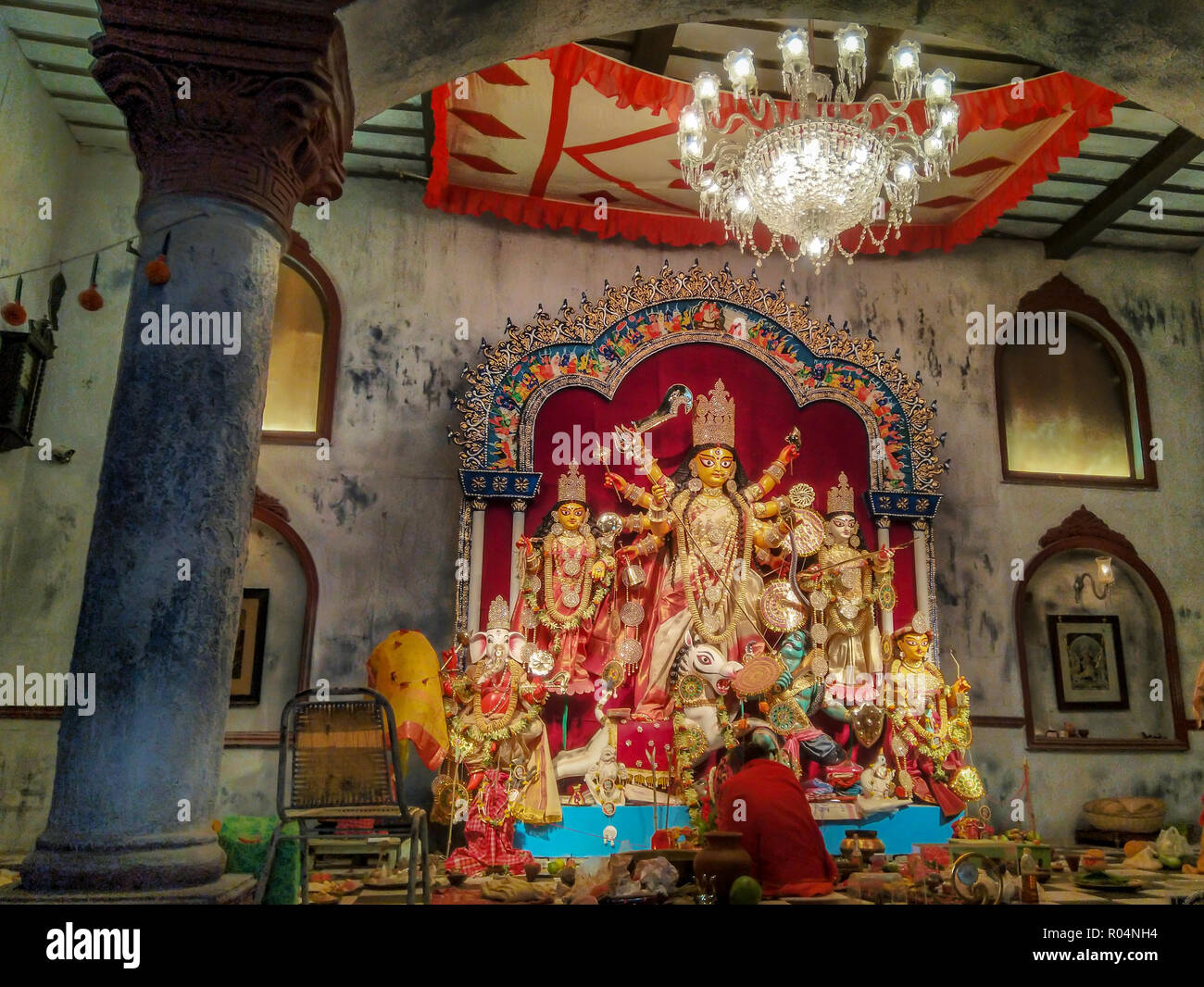 Tradizionale Durga Puja in corrispondenza di una vecchia casa in Bengali Foto Stock