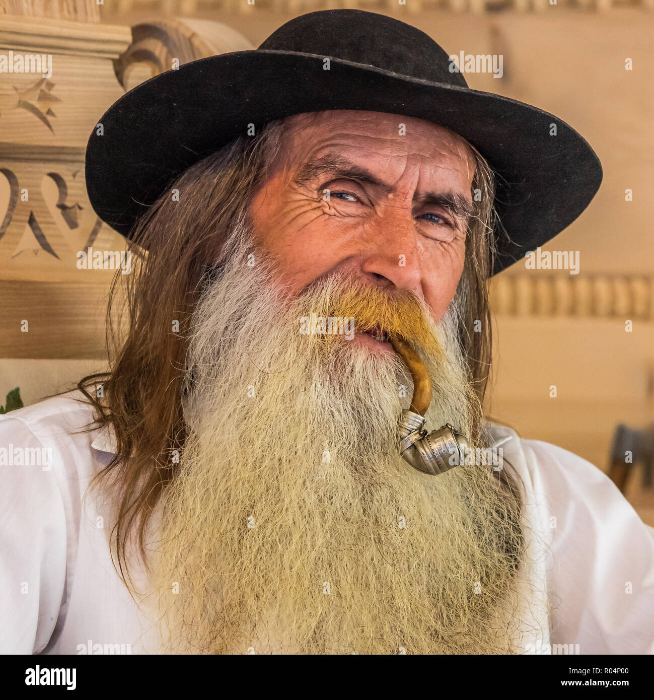 Un anziano uomo polacco con la barba e il tubo di indossare abbigliamento tradizionale nella città di Zakopone, Polonia, Europa Foto Stock