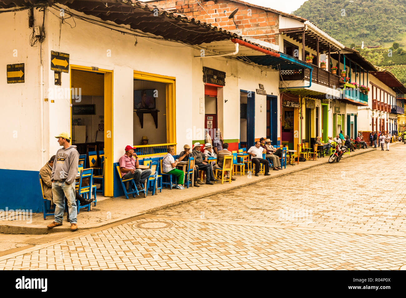 La popolazione locale di socializzare nella piazza principale della città con le sue conserve, colorati edifici coloniali, Jardin, Colombia, Sud America Foto Stock