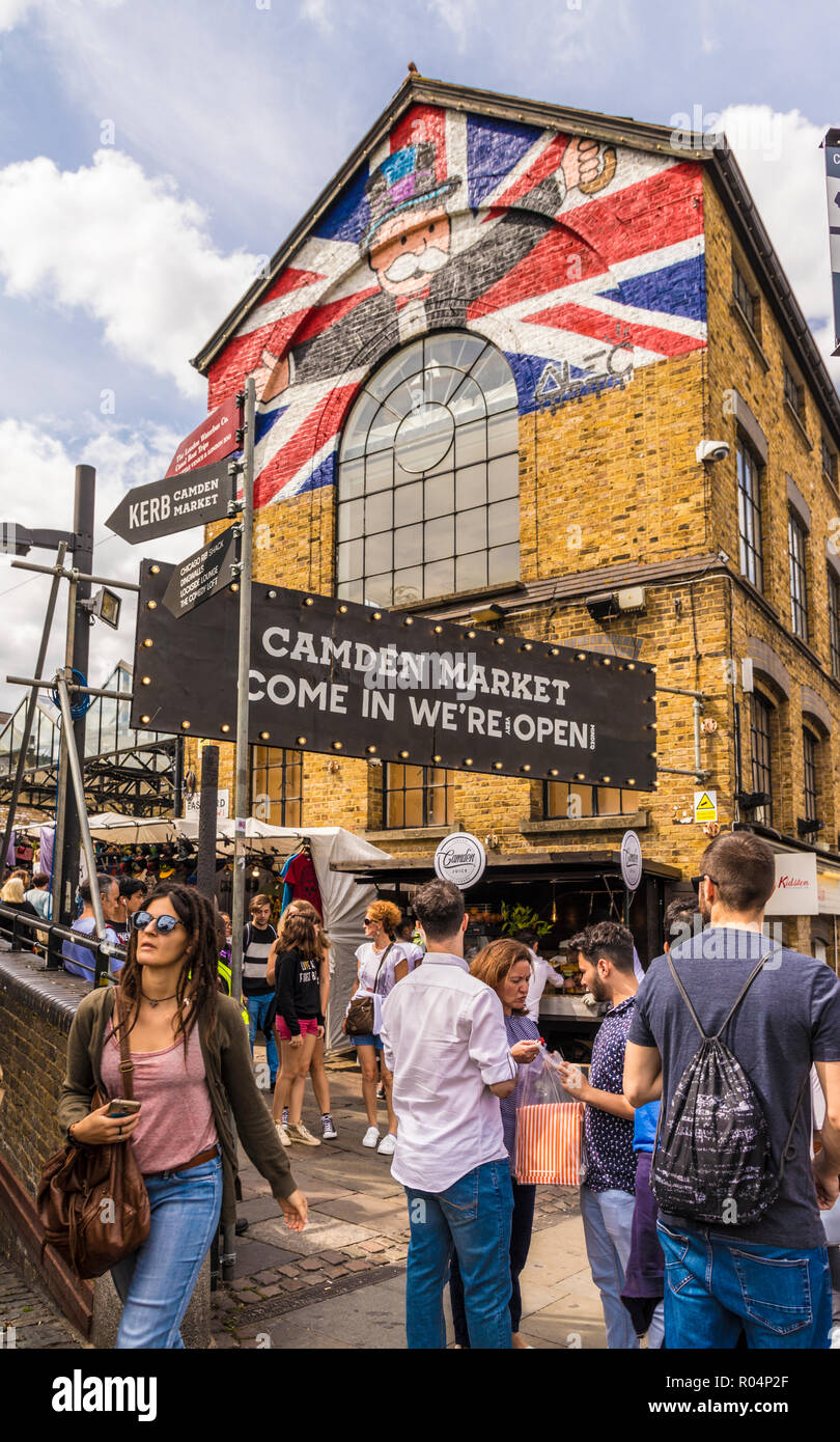 Un ingresso per il mercato di Camden a Londra, Inghilterra, Regno Unito, Europa Foto Stock