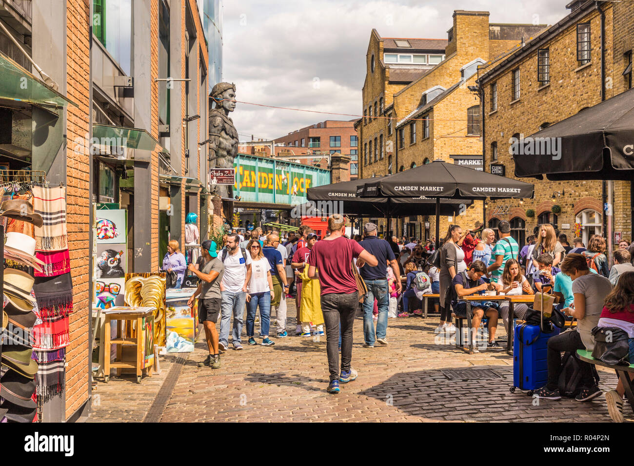 Una vista di Camden Market e Camden Lock bridge in Camden, London, England, Regno Unito, Europa Foto Stock