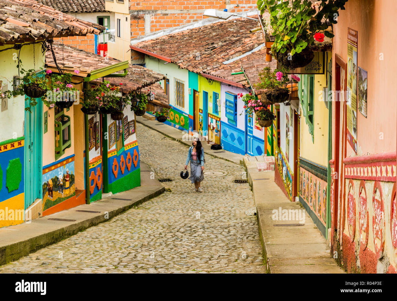 Una tipica strada colorato con edifici coperti nei tradizionali mattonelle locali nella pittoresca cittadina di Guatape, Colombia, Sud America Foto Stock