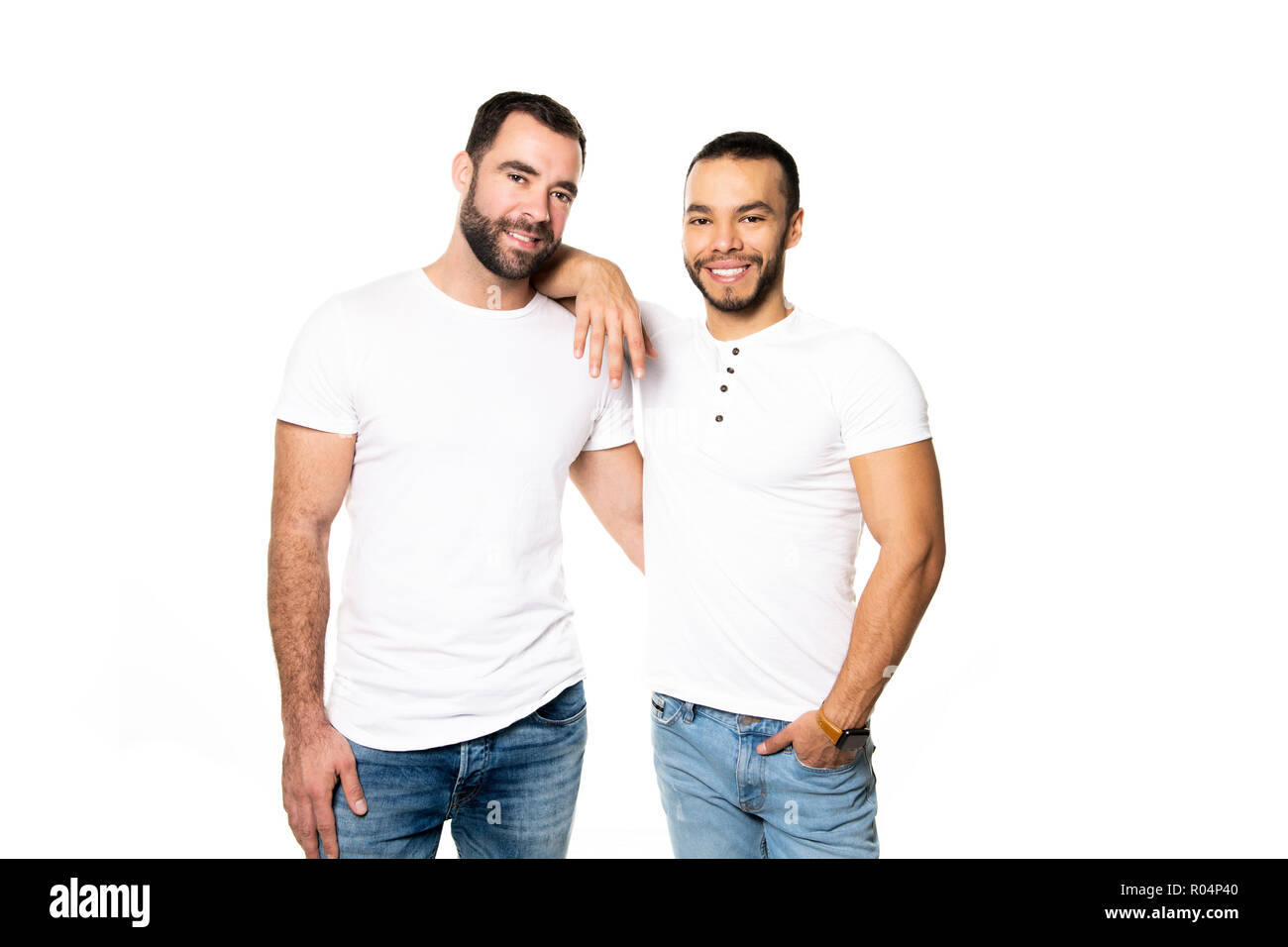 Giovani omosessuali gay giovane amore tra di loro su uno sfondo bianco. Foto Stock