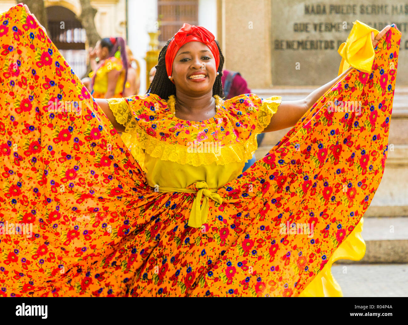 Una donna che indossa i tradizionali colorati abbigliamento dancing,  Cartagena de Indias, Colombia, Sud America Foto stock - Alamy