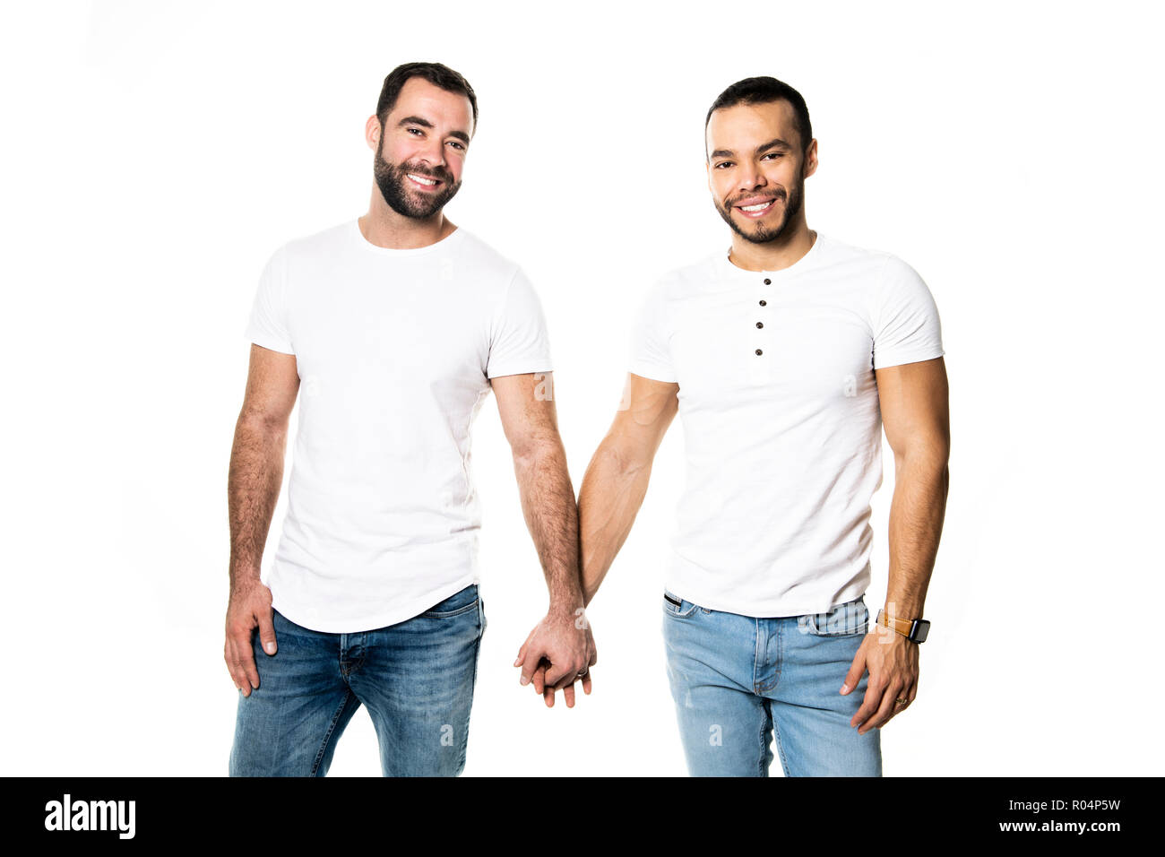 Giovani omosessuali gay giovane amore tra di loro su uno sfondo bianco. Foto Stock