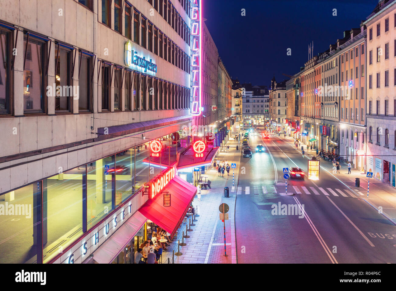 Kungsgatan (Kings Street) in Norrmalm a notte con la prima mai cinema teatro in Svezia Biograf Rigoletto sul lato sinistro, Stoccolma, Svezia Foto Stock