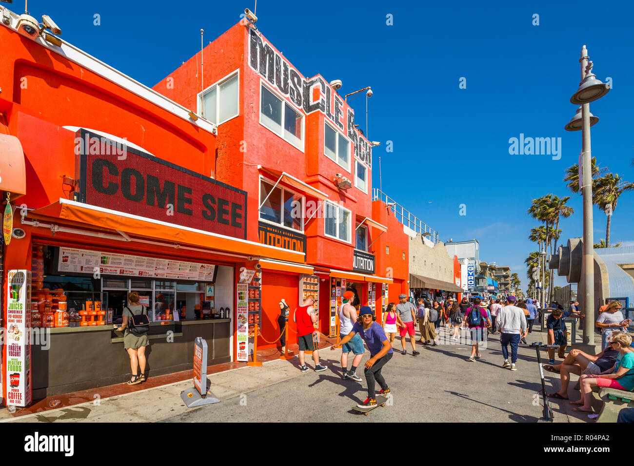 Vista di colorati negozi su Ocean Front Walk in Venice Beach, Los Angeles, California, Stati Uniti d'America, America del Nord Foto Stock