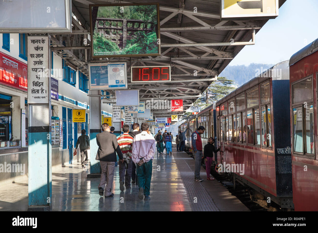 L'Himalayan Queen toy train a Shimla stazione ferroviaria, alla fine del Kalka Shimla alla ferrovia, UNESCO, Shimla (Simla), Himachal Pradesh, India Foto Stock