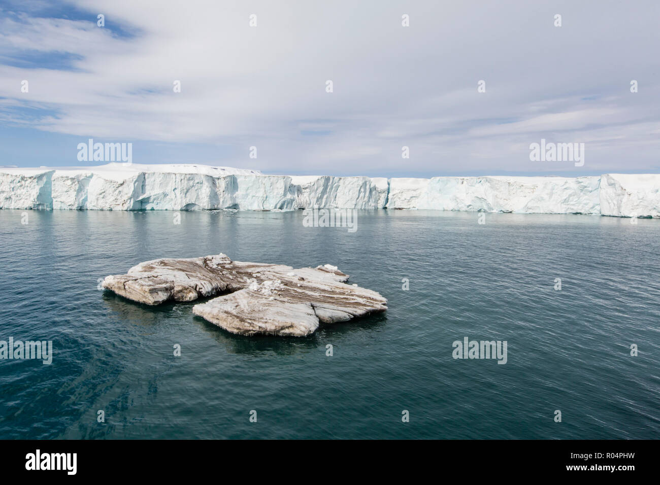 Faccia sul ghiacciaio a Negribreen, costa est di Spitsbergen, un'isola dell'arcipelago delle Svalbard, artiche, Norvegia, Europa Foto Stock