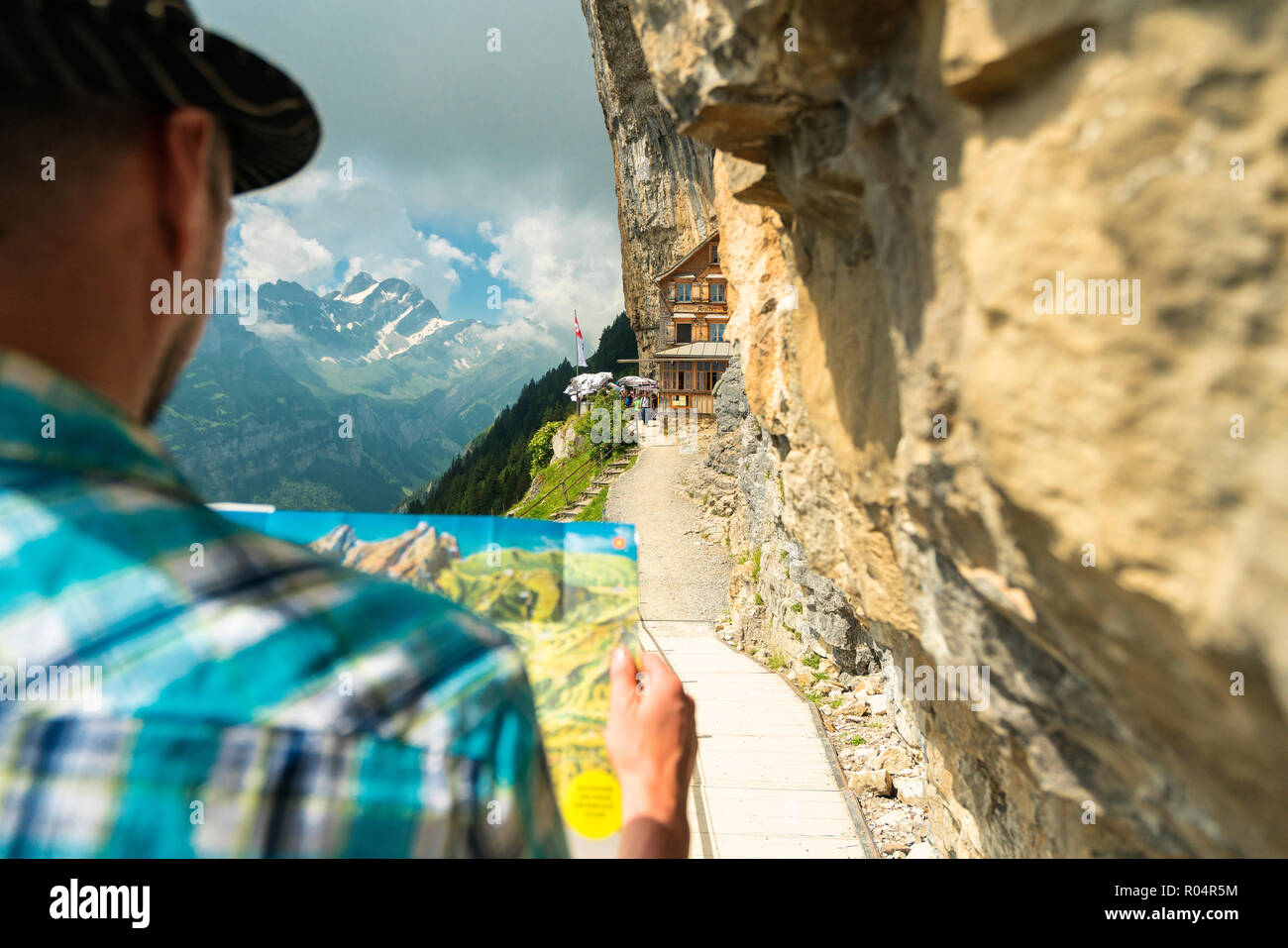 L'uomo guarda la mappa dei sentieri escursionistici, Aescher-Wildkirchli Gasthaus, Ebenalp, Appenzell Innerrhoden, Svizzera, Europa Foto Stock