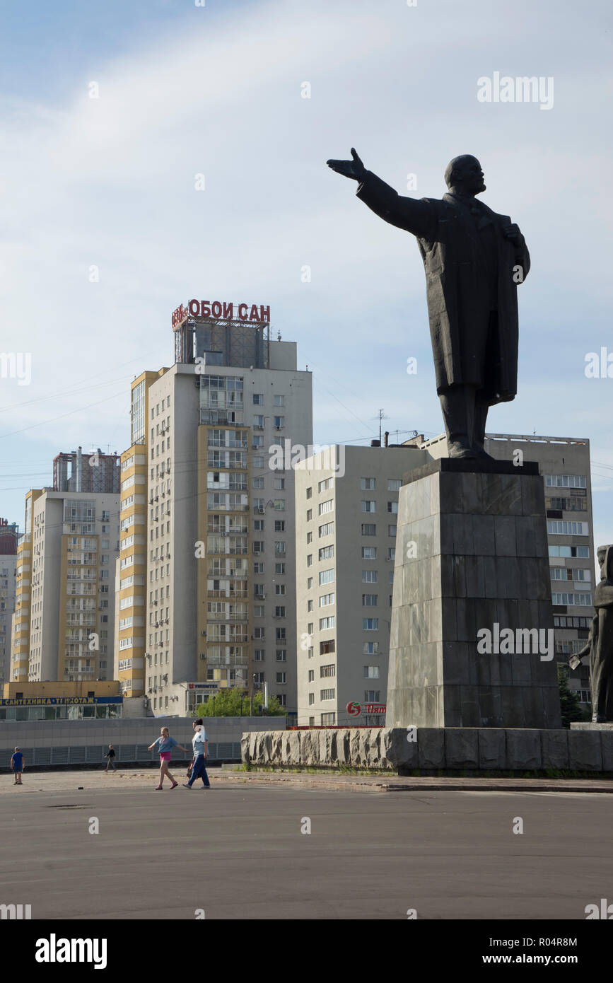 Statua di Lenin e la II guerra mondiale i soldati di liberazione a Nizhny Novgorod sul fiume Volga, Russia, Europa Foto Stock