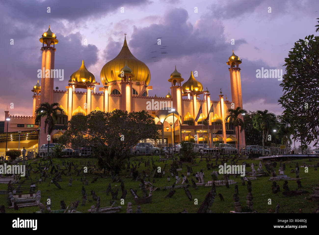 La Masjid Moschea Bahagian al tramonto a Kuching, Malesia, Borneo Foto Stock