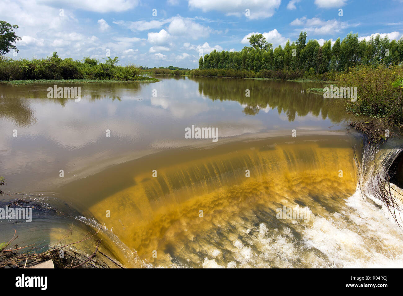 Fiume che scorre durante il monsone tropicale in Buriram provincia, Thailandia Foto Stock