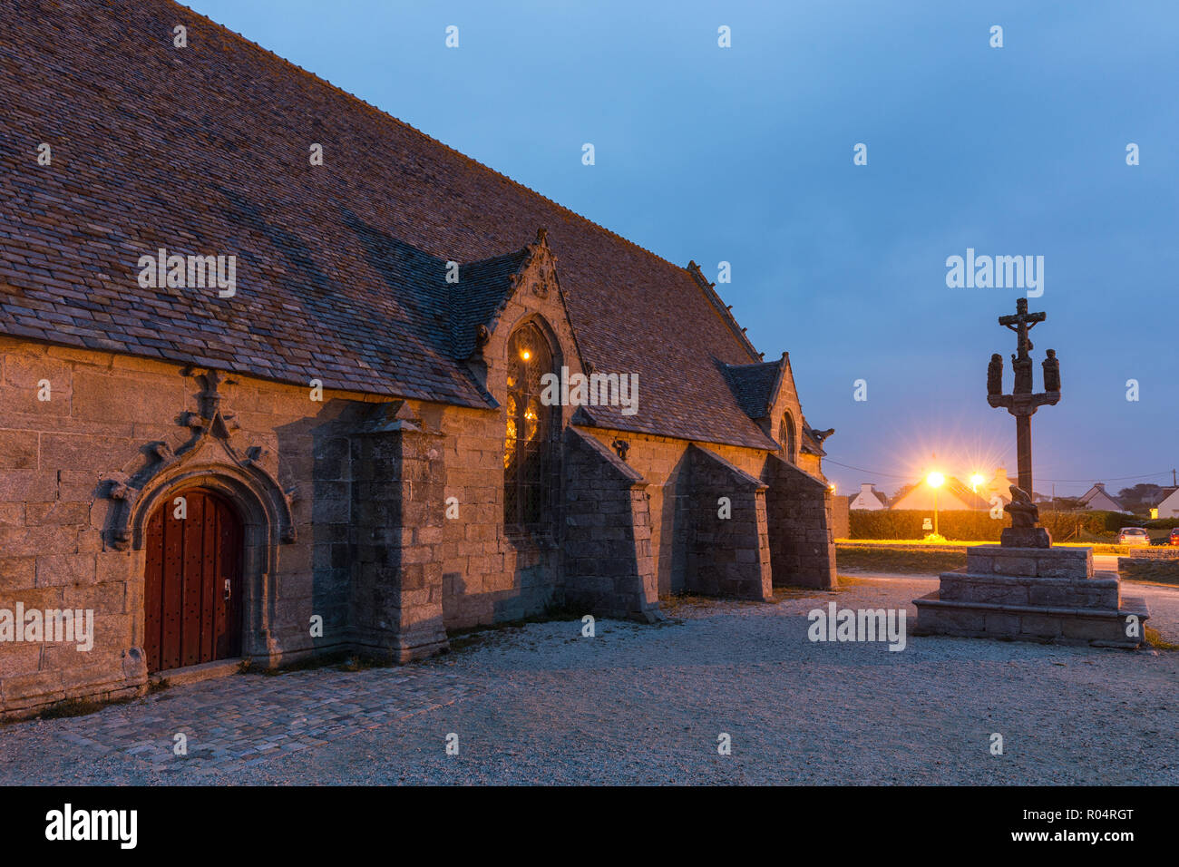 Il Calvario e la cappella 'de la joie' durante la notte in Bretagna, Francia Foto Stock