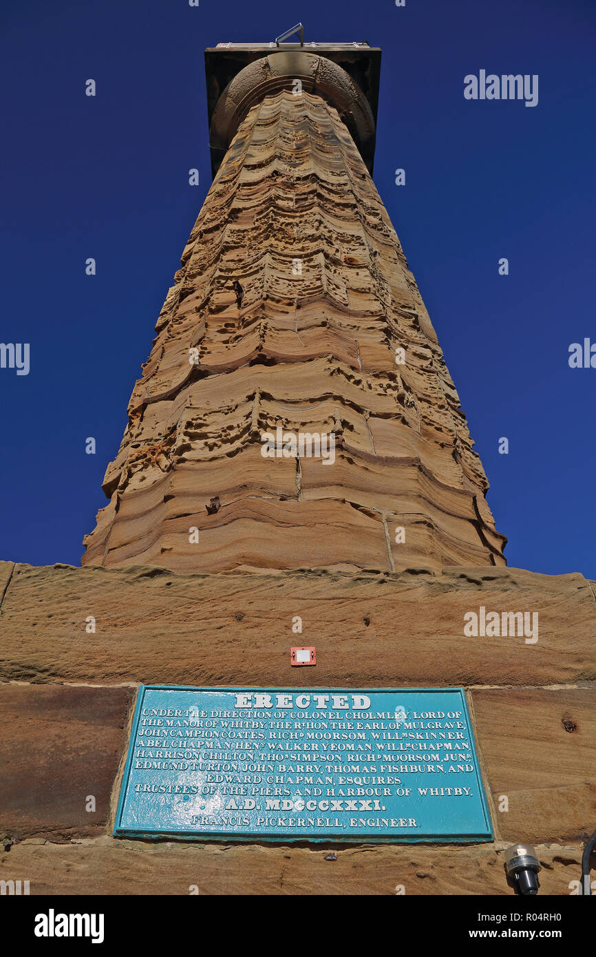 Il molo Orientale faro del porto di Whitby, North Yorkshire, Inghilterra, Regno Unito. Foto Stock