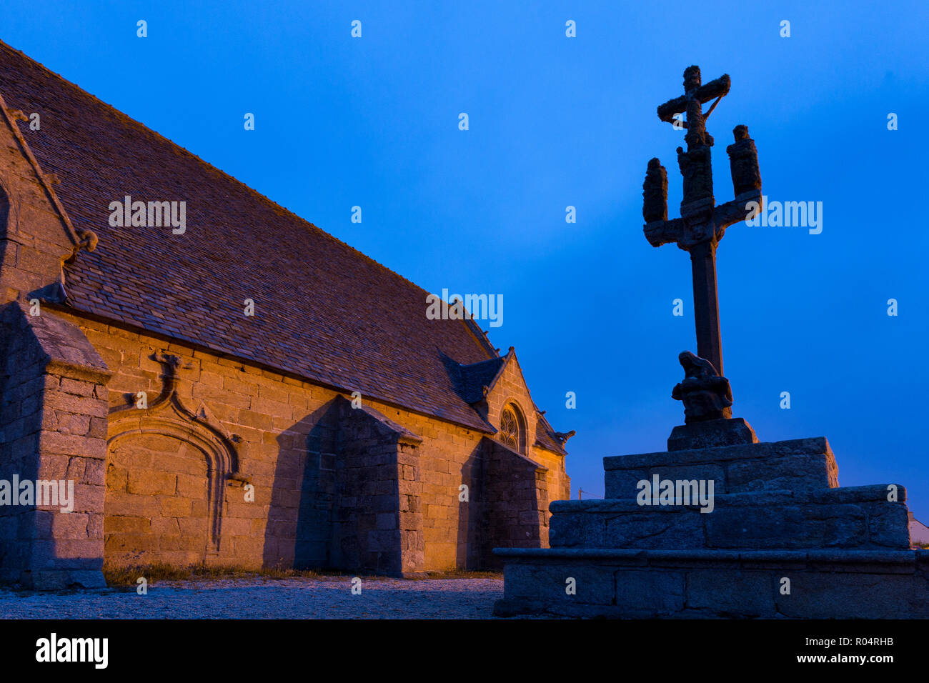 Il Calvario e la cappella 'de la joie' durante la notte in Bretagna, Francia Foto Stock