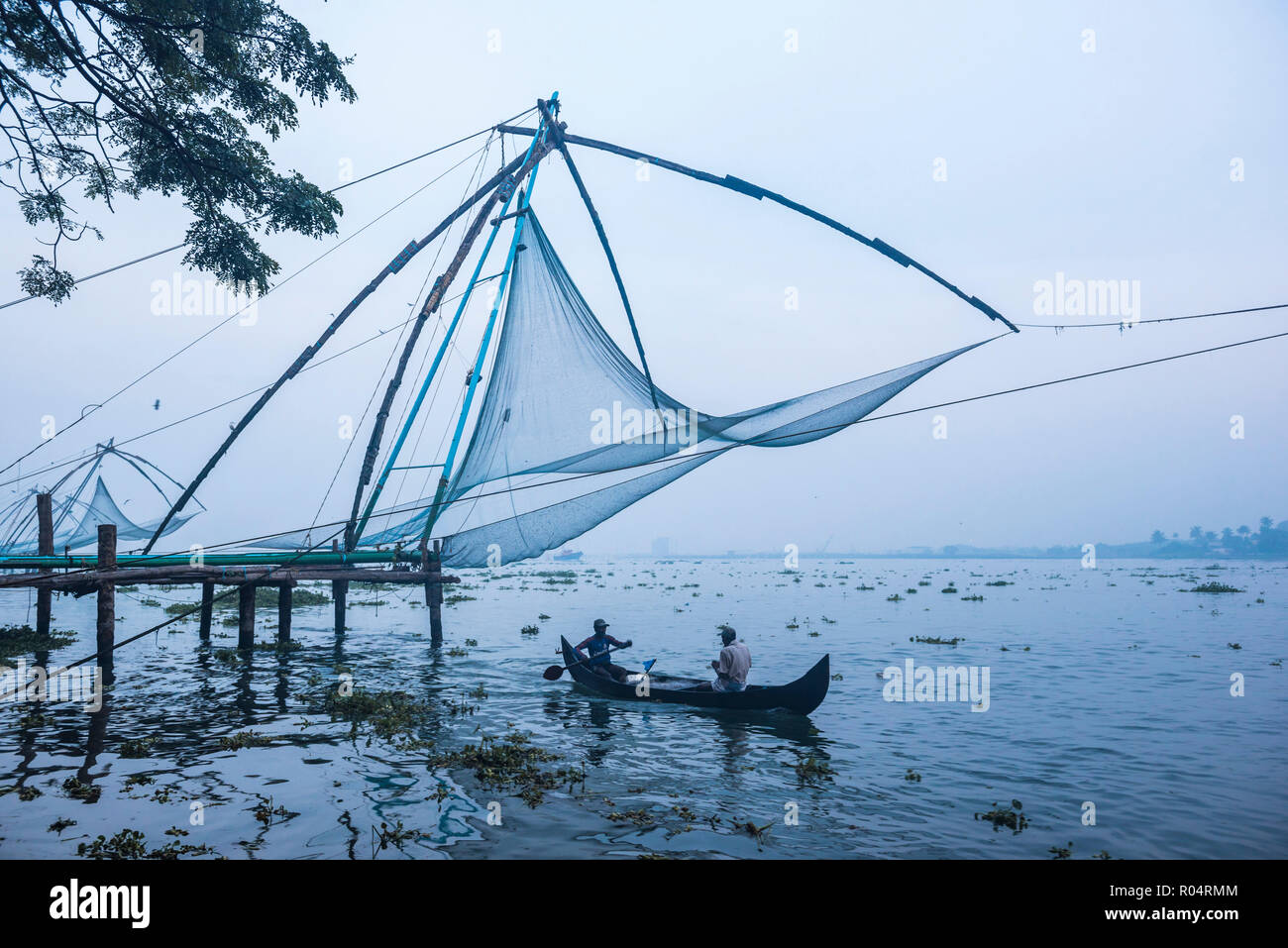 I pescatori in cinese tradizionale delle reti da pesca, Fort Kochi (Cochin), Kerala, India, Asia Foto Stock