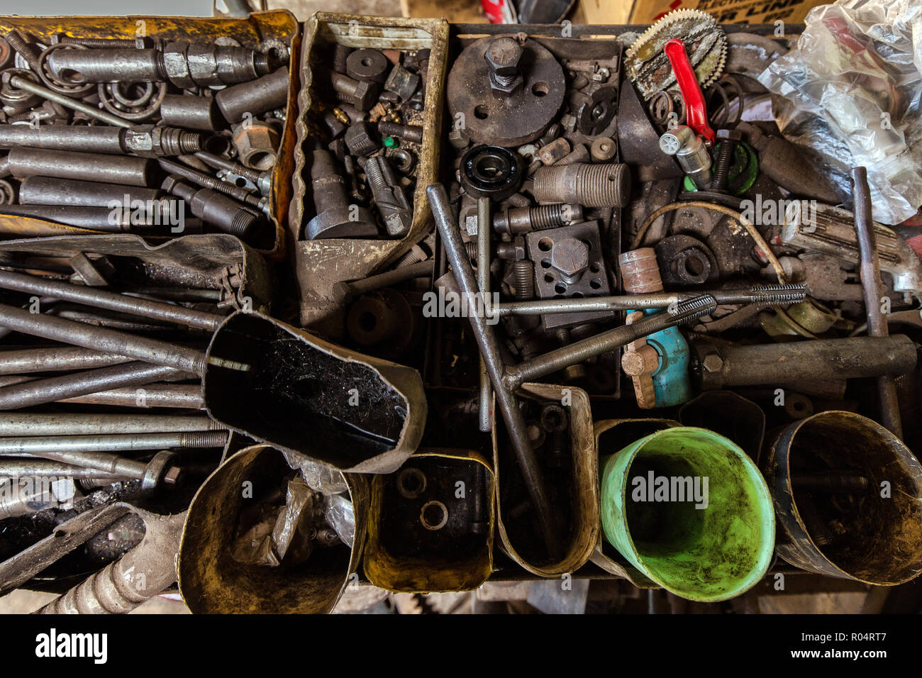 Strumenti e parti di veicoli in una meccanica officina turner Foto Stock