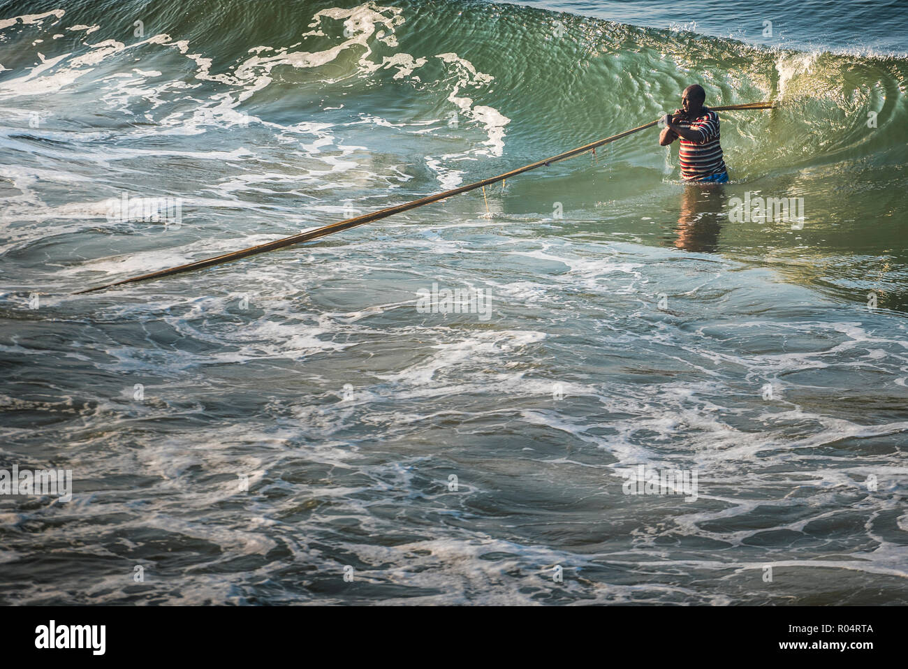 Pescatore all'Kappil Beach, Varkala Kerala, India, Asia Foto Stock