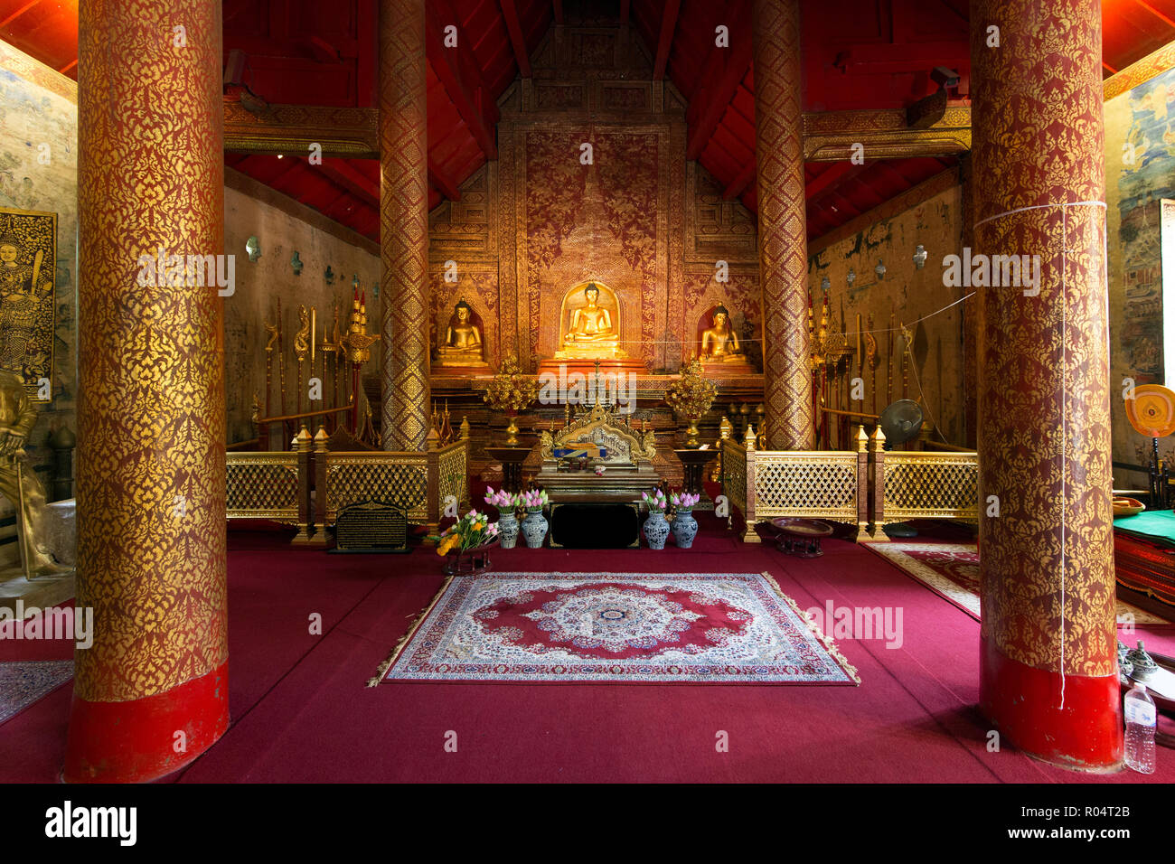 All'interno del vecchio Wat Phra Sing tempio buddista in Chiang Mai Thailandia Foto Stock