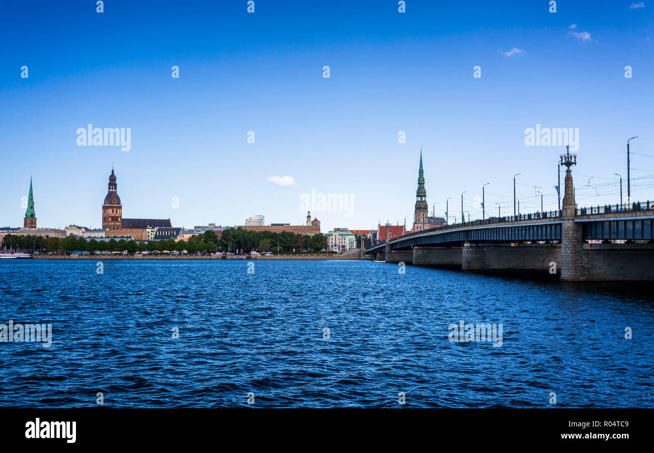 Chiesa di San Pietro e la Città Vecchia attraverso il Fiume Daugava, Riga, Lettonia, Paesi Baltici, Europa Foto Stock