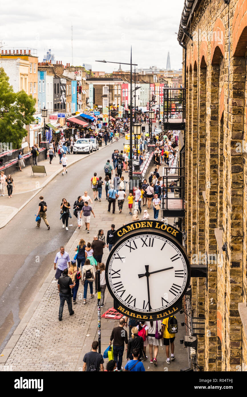 Il vecchio orologio in stile a Camden Lock mercato di Camden, London, England, Regno Unito, Europa Foto Stock