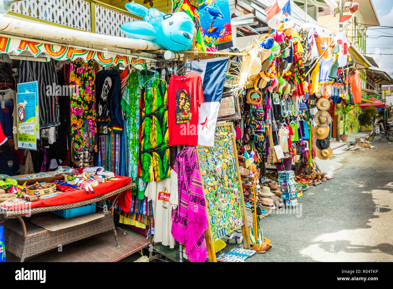 Un colorato di stallo di souvenir in Bocas del Toro, Panama America Centrale Foto Stock
