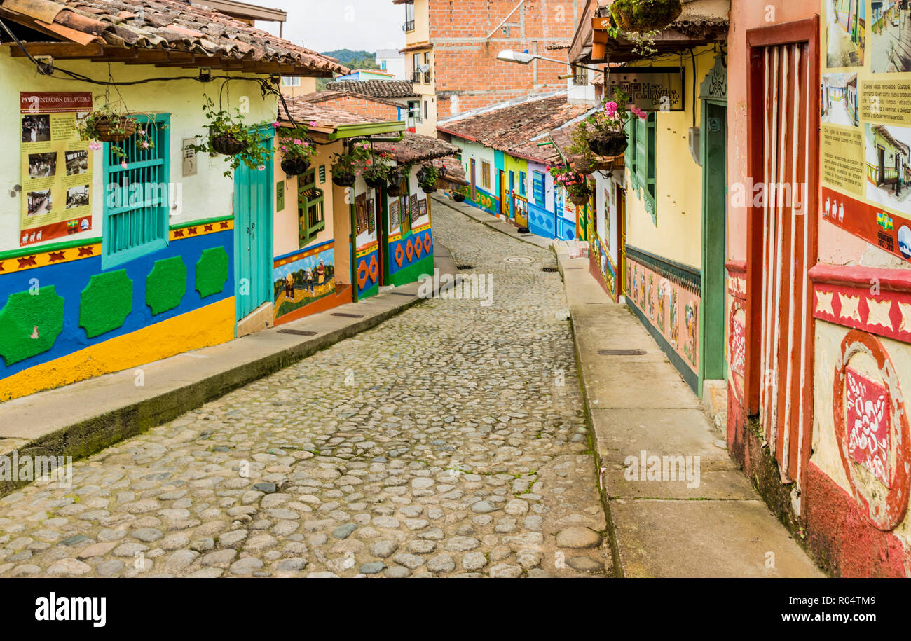 Una tipica strada colorato con edifici coperti nei tradizionali mattonelle locali nella pittoresca cittadina di Guatape, Colombia, Sud America Foto Stock