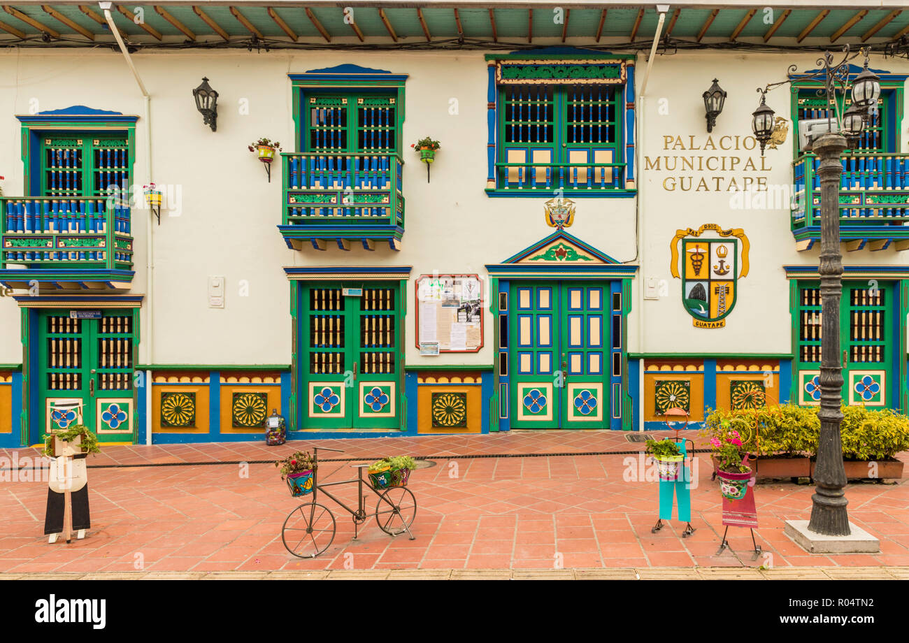 La facciata colorata del Palacio Municipal (City Hall e ufficio turistico), nella pittoresca cittadina di Guatape, Colombia, Sud America Foto Stock
