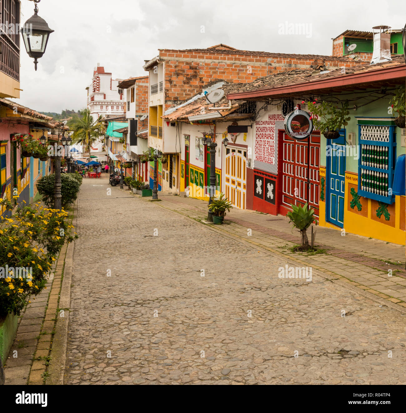 Una tipica strada colorato con edifici coperti nei tradizionali mattonelle locali nella pittoresca cittadina di Guatape, Colombia, Sud America Foto Stock