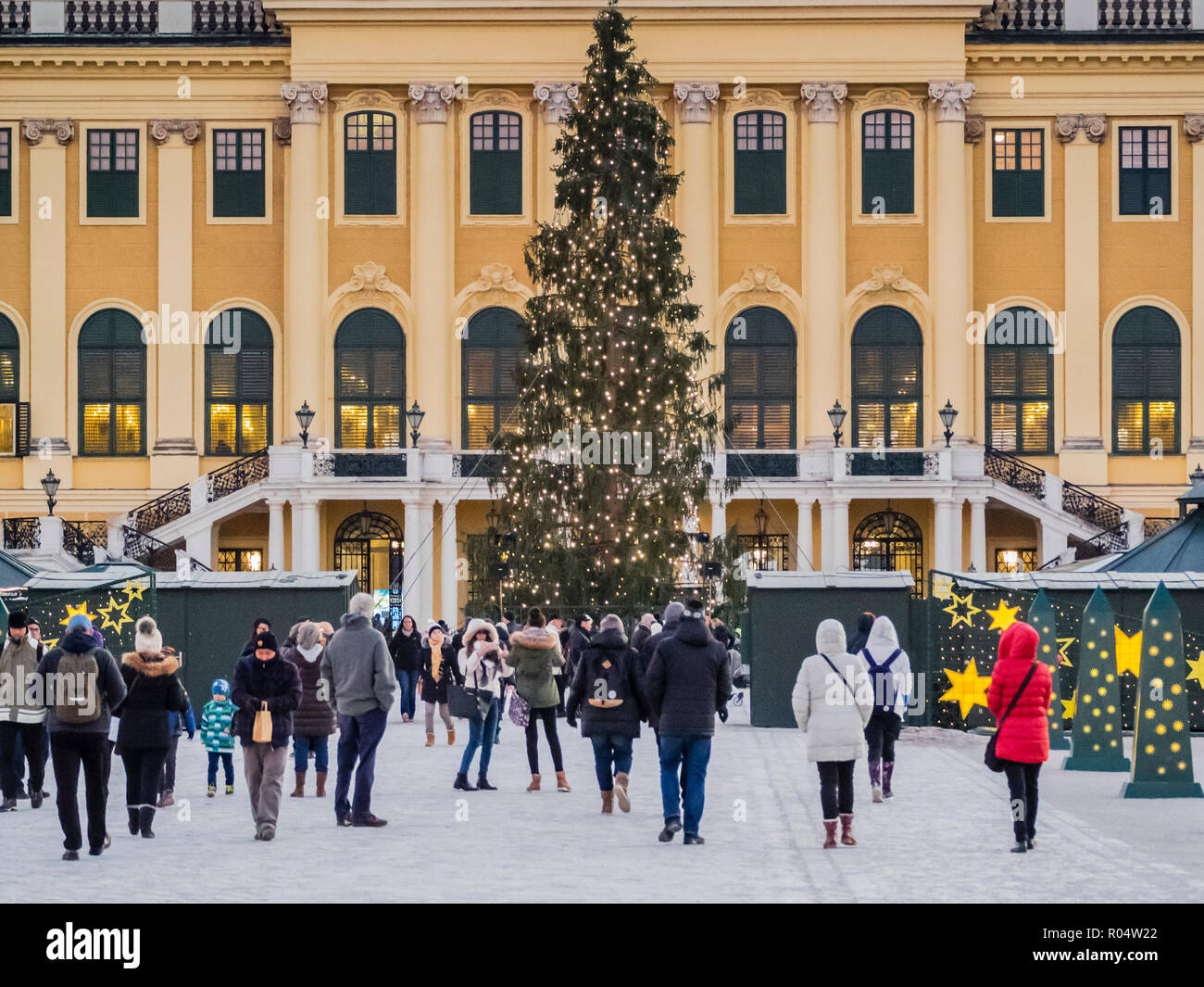 Mercatino di Natale di fronte al Palazzo di Schonbrunn, Sito Patrimonio Mondiale dell'UNESCO, Vienna, Austria, Europa Foto Stock
