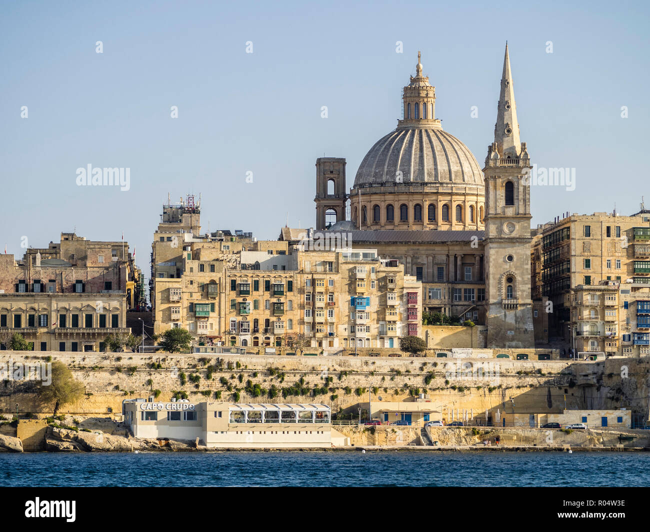 Visualizzare avvicinando La Valletta dal traghetto a La Valletta, Malta, Mediterraneo, Europa Foto Stock
