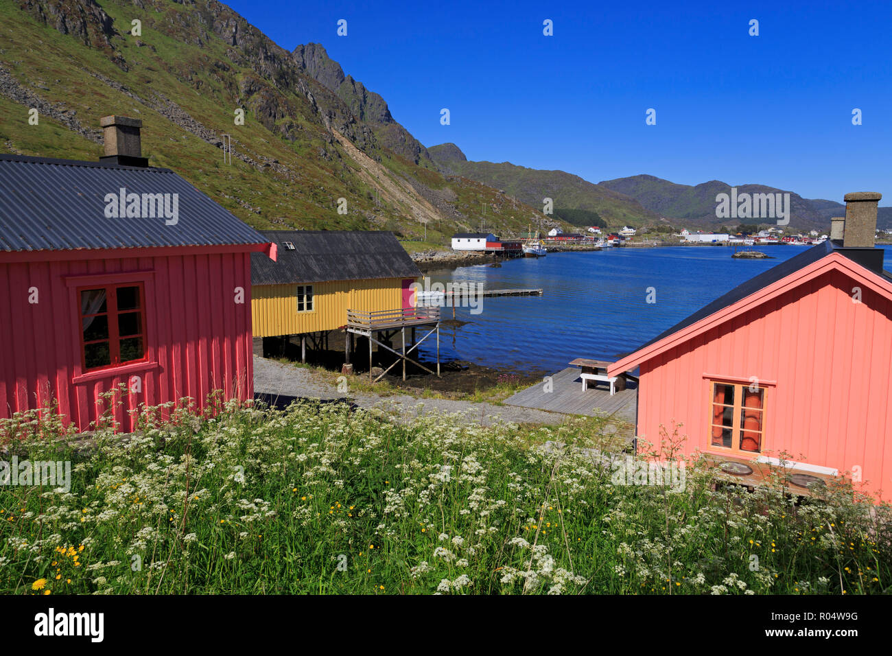 La pesca di capanne (Rorbuer), Ballstad Villaggio di Pescatori, Isole Lofoten, Nordland County, artiche, Norvegia, Scandinavia, Europa Foto Stock