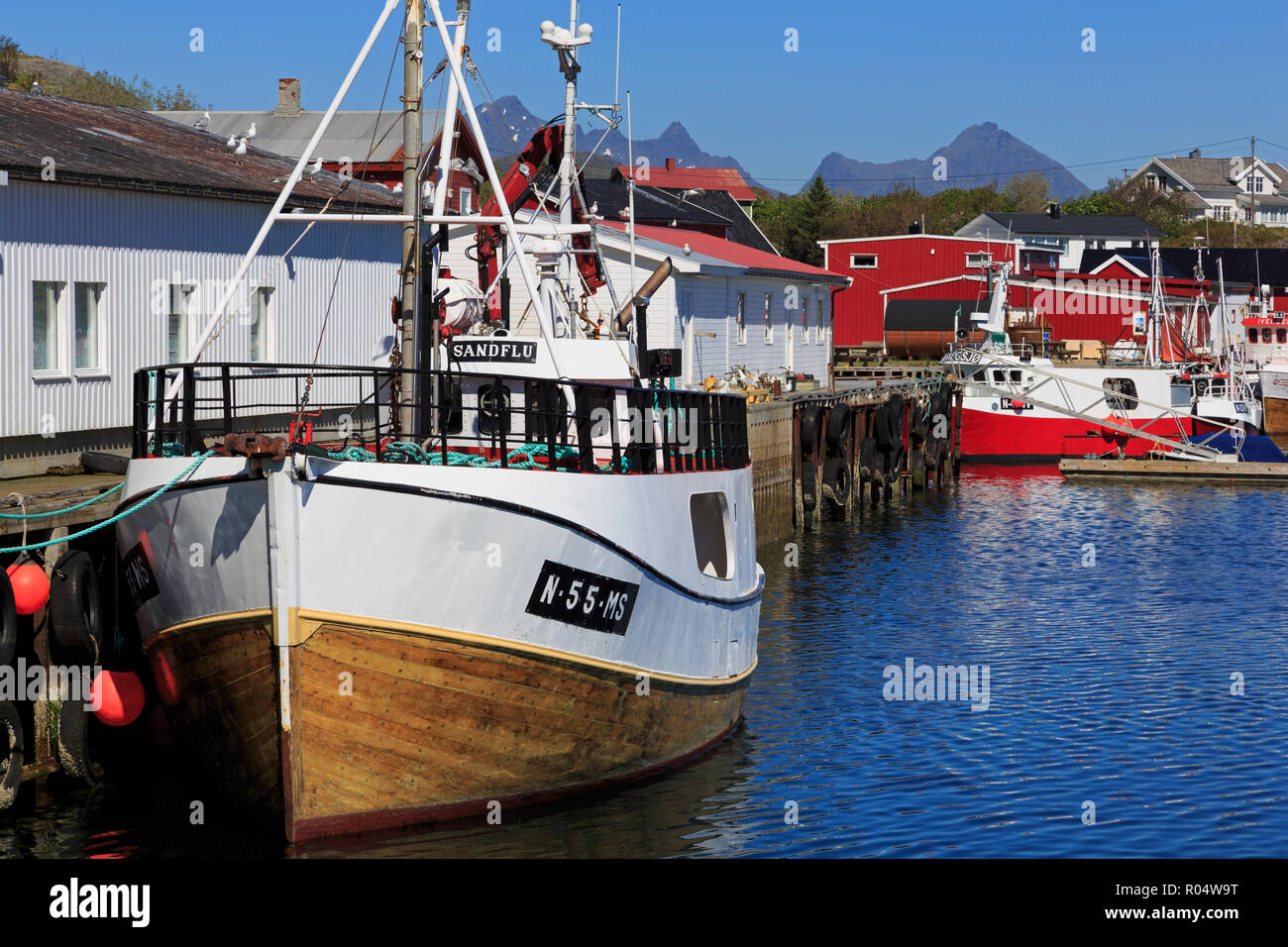 Fabbrica di pesce, Ballstad Villaggio di Pescatori, Isole Lofoten, Nordland County, artiche, Norvegia, Scandinavia, Europa Foto Stock