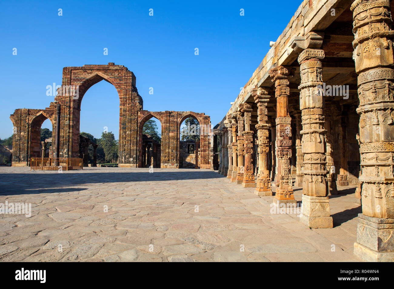 Pillared chiostri, Quqqat-UL-islam moschea, Qutub Minar, Sito Patrimonio Mondiale dell'UNESCO, Delhi, India, Asia Foto Stock