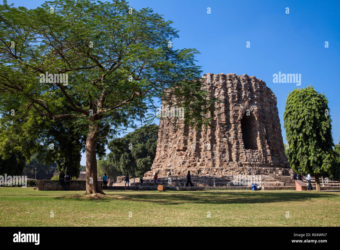 Qutub Minar, Atai minore, una torre incompleta originariamente destinato ad essere due volte più elevata come Qutub Minar, Sito Patrimonio Mondiale dell'UNESCO, Delhi, India, Asia Foto Stock