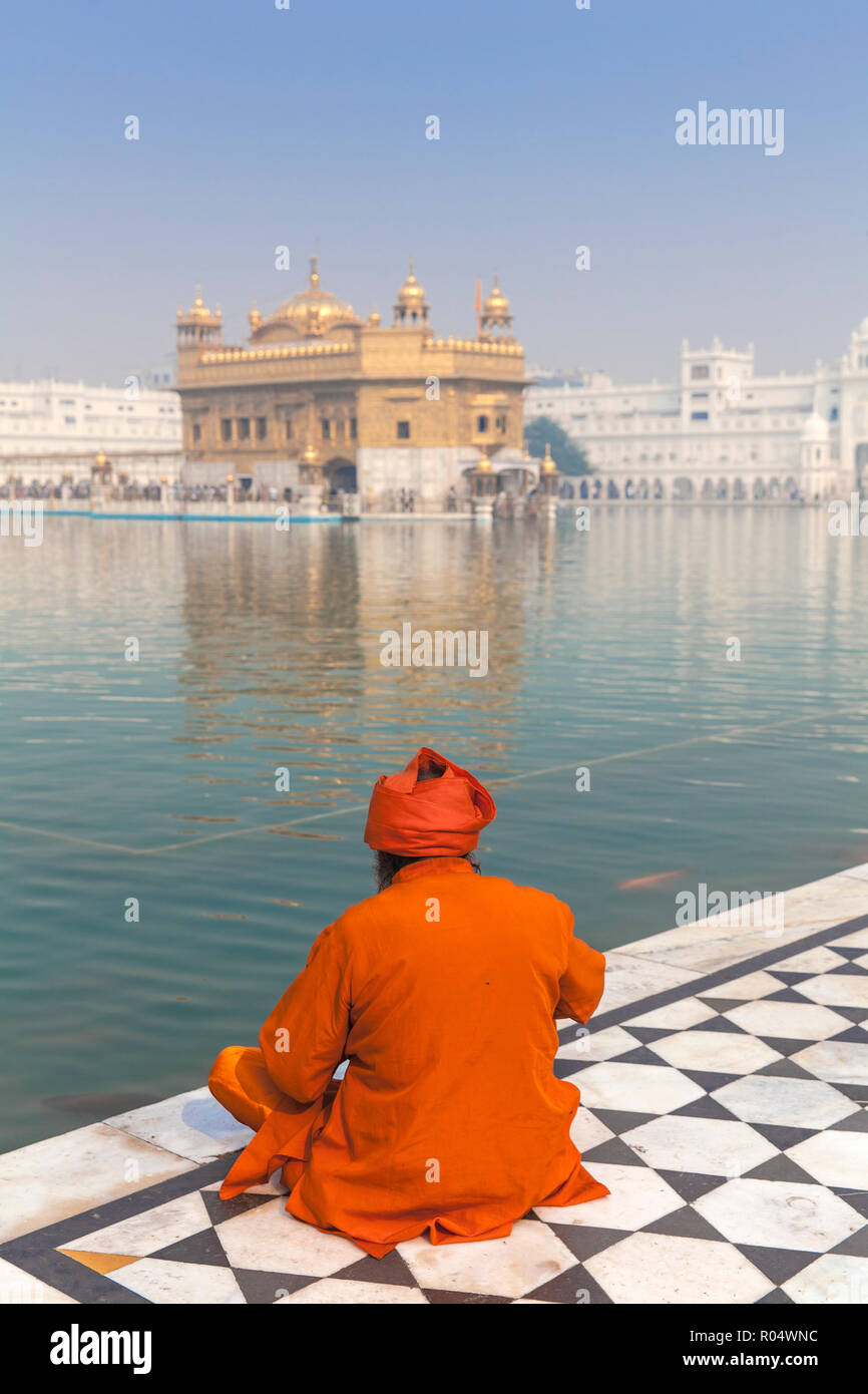 La religione sikh all'Harmandir Sahib (Tempio d'Oro), Amritsar Punjab, India, Asia Foto Stock