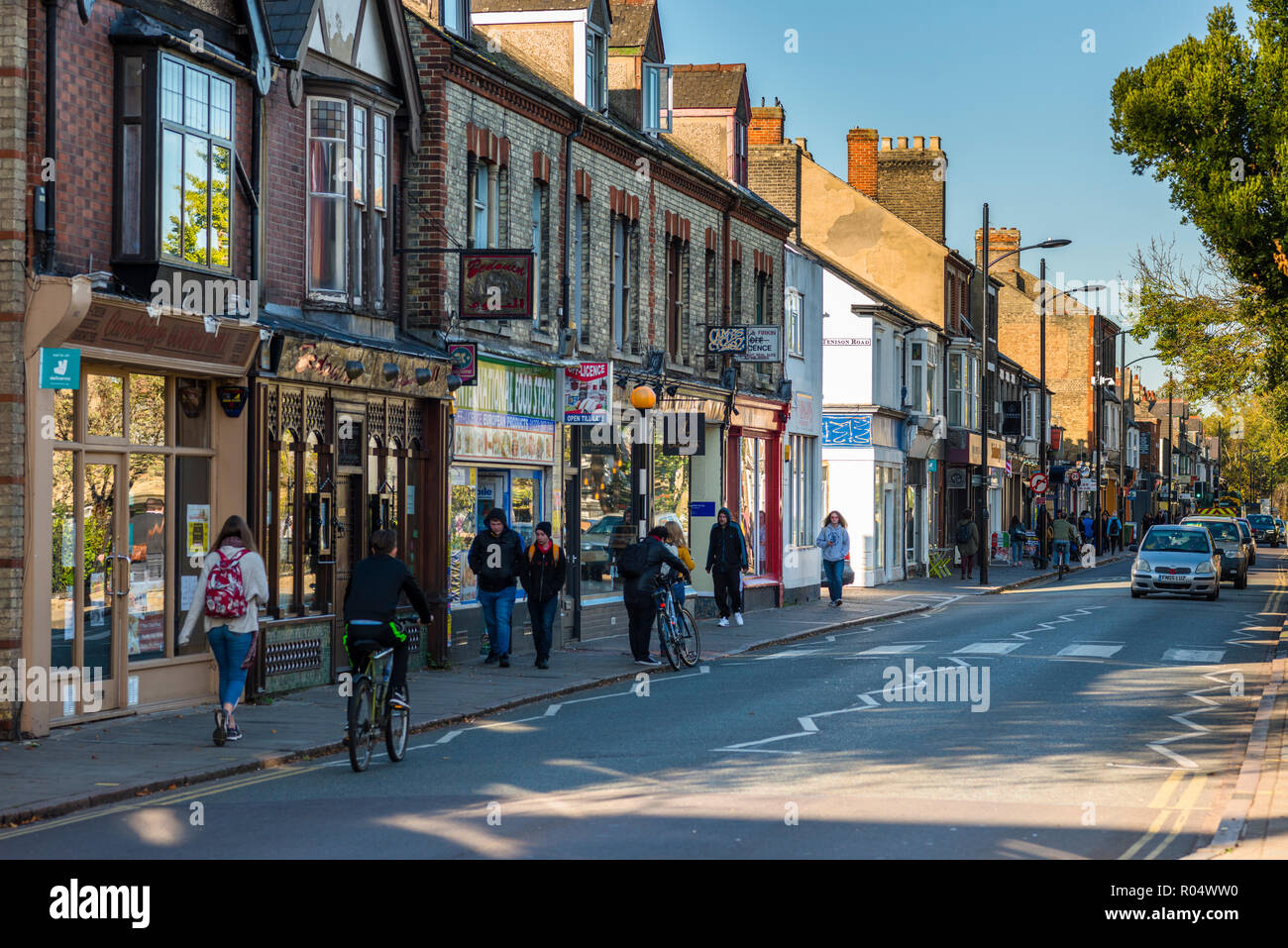 Mill Road è uno di Cambridge, la maggior parte delle destinazioni vibranti indipendente con caffè e bizzarro negozi internazionali e negozi di generi alimentari e ristoranti. Regno Unito. Foto Stock